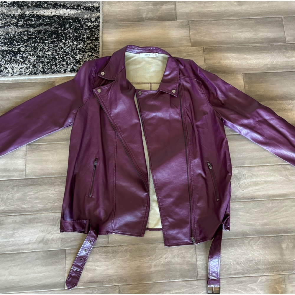 I just don’t wear leather often but it’s cute. There’s no stains or scratches